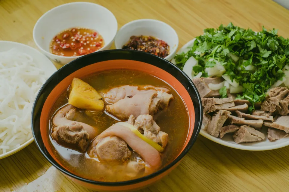 Bàn ăn tại Nguyễn Thị Diễm Châu